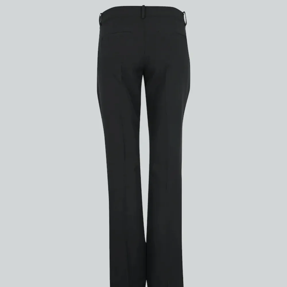 Svarta lågmidjade kostymbyxor från bikbok, säljer då dom inte kommer till andvändning längre💗. Jeans & Byxor.