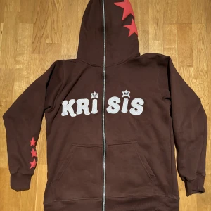WRLD KRISIS HOODIE - Riktigt fet wrld krisis Hoodie, aldrig sätt någon bära denna. Dragkedjan går hela vägen upp och tröjan är riktigt bekväm. St S. Säljer den på grund av att den bara ligger i garderoben och passar inte min personliga stil. 