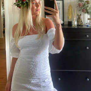 Vit Bikbok klänning - Super fin vit klänning från Bikbok som inte säljs längre❤️‍🔥använd en gång på midsommar i år så är i topp skick, ärmarna går att dra upp till axlarna.