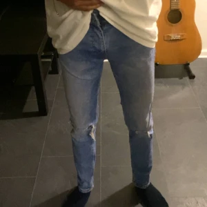 Cool skinny jeans med lite hål Bershka - Coola skinny jeans. Har använt de ett par gånger. Är fortfarande i bra skick dock.