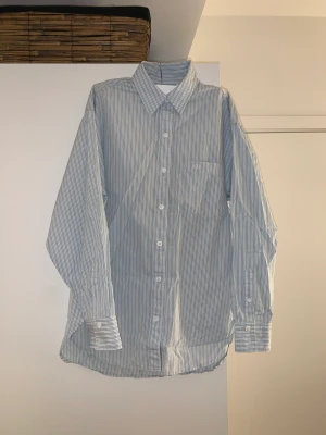 Levi’s skjorta - I stort sett oanvänd skjorta som tyvärr inte kommer till användning men som är såå snygg och lätt att styla. Köpt herrstorlek S pga jag ville ha en oversized look till mig själv som ofta använder s/m dam. Så passar herr S eller oversized dam S/M