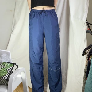 Prasselbyxor - Mjuka prasselbyxor med dragkedja nedtill. Snöret runt midjan går ej att justera då det klippts av vid ena hålet se bild).  Skicka DM vid frågor. ☆．。･