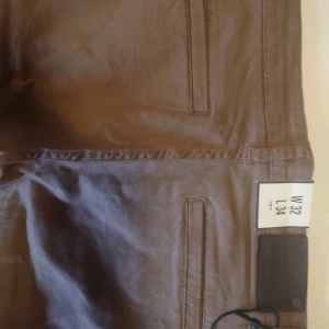 Nya chinos från Shine original 32/34 - Nya chinos från Shine original i snygg mörk brun khaki färg Org tags sitter kvar  Mitt pris endast 149 kr plus frakt 