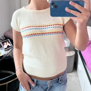 Stickad t-shirt! - Så snygg t-shirt med snygga detaljer!