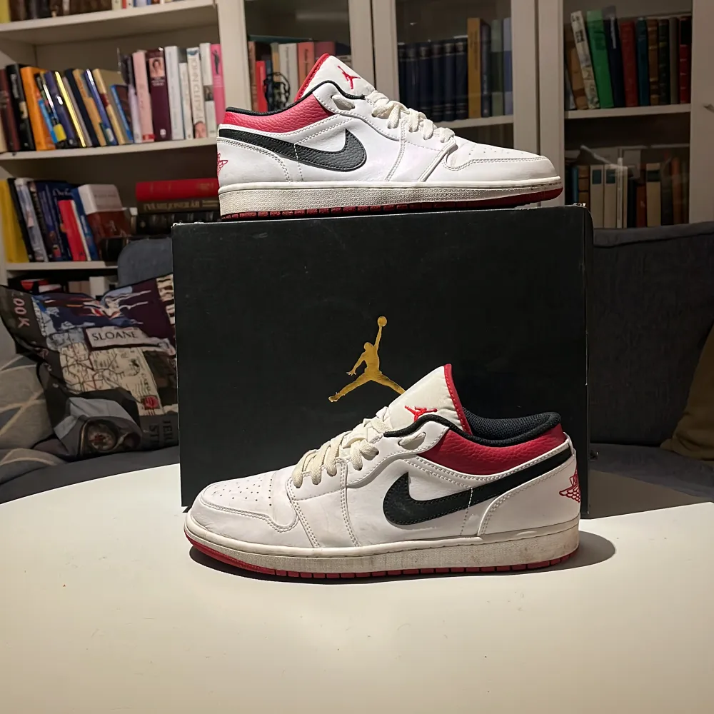 Ett riktigt clean par Jordans i modellen ”University Red Black” i fantastiskt skick! Enkla att matcha och stilrena! Skick: 9/10 Retailpris: 1600-2599kr Mitt pris: 825kr. Skor.