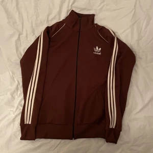 ADIDAS SST TRÄNINGSTRÖJA  - skön ”träningströja”, lagom varm o t.ex skejta/skatea i. Defekt: Dragkedjan är lite trög annars toppen. Nypris vet inte. Hör av er vid frågor/bilder💯