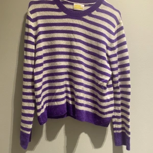 From future tröja - Lila randig cashmere tröja från from future. Storlek M men sitter bra på mig som är s.
