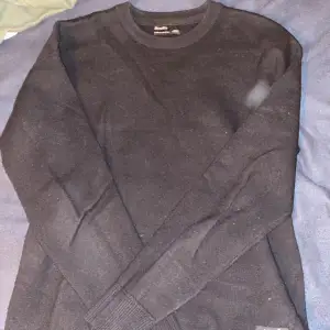 Svart mjuk skön sweatshirt från bershka! Passar perfekt till vintern eftersom den är lite tjockare i materialet. Använt några gånger 7/10 skick. Storlek M. Nypris 499 säljer för 300!