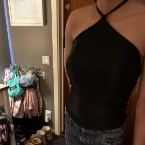 Svart glittrig topp - Säljer denna festliga topp från bikbok då den inte har kommit till användning så mycket🥰 Priset går att diskutera!