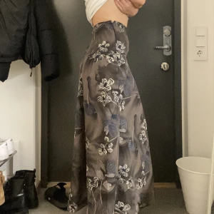 Kjol - Snyyygggg vintage kjol som inte kommer till användning. Står inte storlek men passar mig som brukar ha 36/38 i jeans