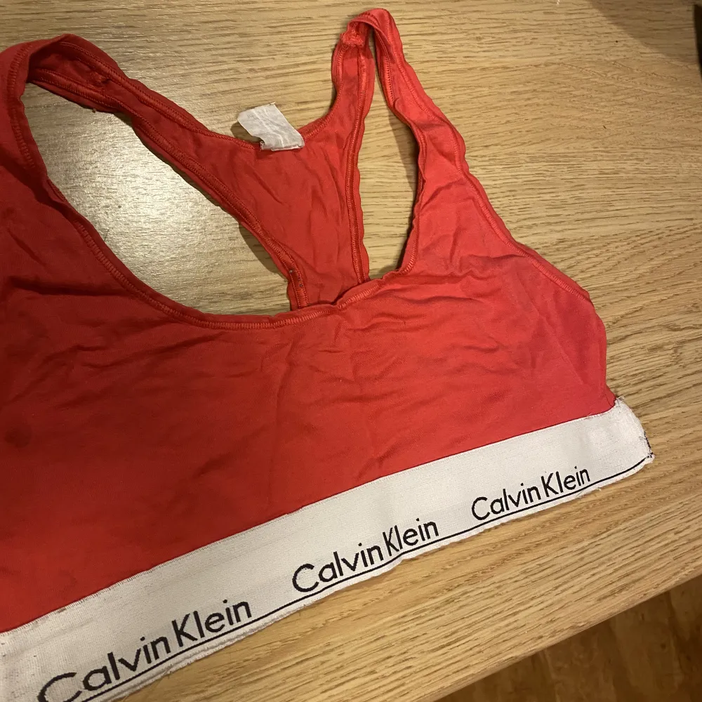 Röd calvin Klein topp i Stl S Bra skick!. Övrigt.