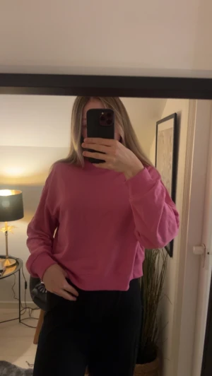 Rosa sweatshirt  - Använd 1 gång så den är super skön inuti.Den ser skrynklig ut men de är bara för den legat konstigt i garderoben 