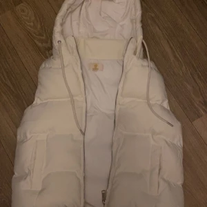 Väst - Säljer min vita CHELSEA väst aldrig använt då jag köpte en annan som jag gillade mera inget fel på den bara hängt  bland jackorna men aldrig använts  Köpt för 500 Säljer för 300