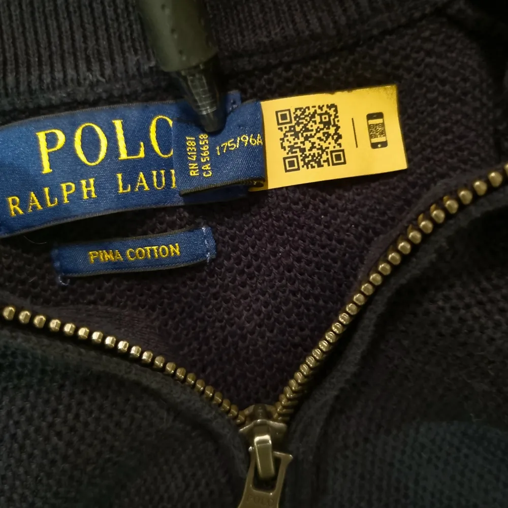 Säljer en texturerad stickad Polo Ralph Lauren half-zip tröja i väldigt bra skick. Har QR. Nypris: 2000 kr.. Stickat.