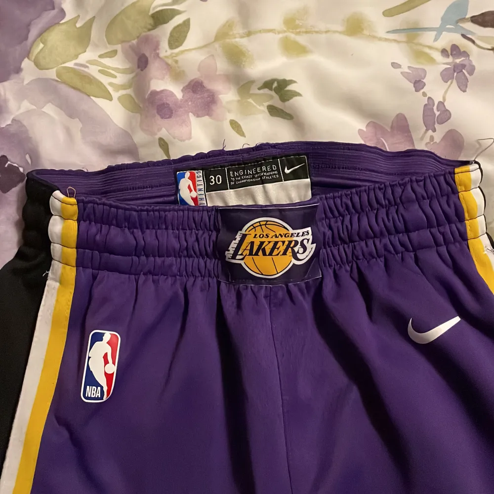 Knappt använda Nike LA LAKERS basket shorts Strl S. Cond 8/10 💪🏼. Shorts.