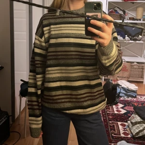 Stickad tröja randig  - Randig sticka tröja från pop butik i Göteborg. Fint skick, inga hål och lagom varm och oversized.