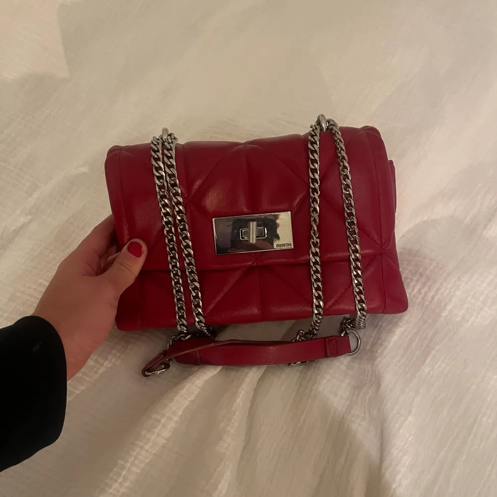 Super fin röd handväska i läder med silverskedja💕 knappt använd, mycket fint skick . Väskor.