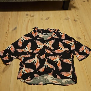 Luftig skjorta - Fin skjorta från märket Stay. Använd men fin och hel. Luftig och lite oversized.  Svart med rosa flamingos på.