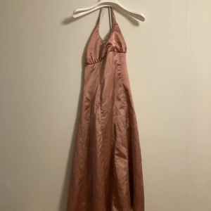 Rosa klänning - Rosa klänning som går nedanför knäna. Väldigt elegant🎀🎀🎀 Handsydd från ett teaterförråd🪄Öppen i ryggen!