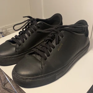 Axel Arigato svarta clean 90 - Svarta arigatos clean 90 i stl 42, sparsamt använda och i fint skick. Nypris 2500