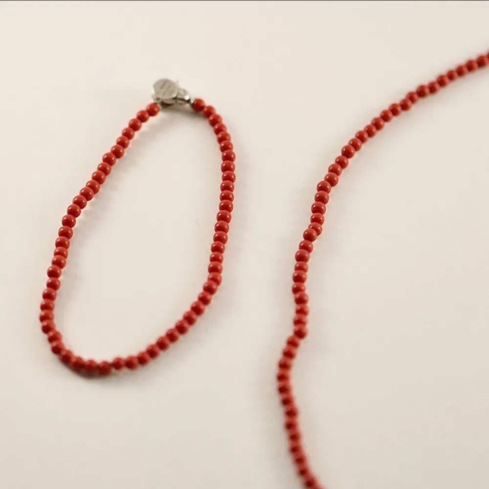 Elegant halsband (värd 900kr) och armband av sterlingsilver med röda pärlor (värd 600kr) från To Sento. Köp båda billigt i paketpris 350kr. Väldigt fina och inget att anmärka på.. Accessoarer.