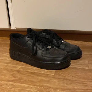 Nike air force 07 - Ett par svarta airforce i väldigt bra skick använd ett fåtal gånger eftersom de inte ppassande min systers stil! Pris kan diskuteras vid snabb affär! Skick 9/10