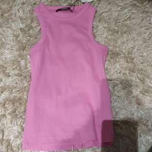 Linne  - Säljer detta helt oandvända linnet från bikbok den har lappen kvar sälger pga att den aldrig kommit till andvändning köpt för 159 kr 