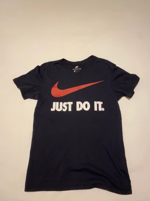 Nike t-shirt - Nike t-shirt I bra skick säljer då jag aldrig använder den längre. 