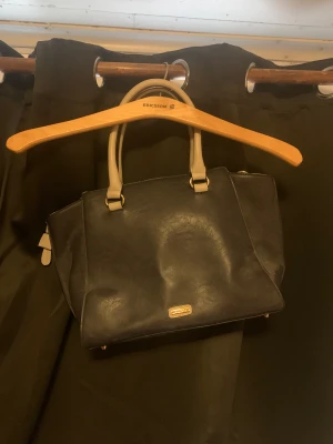 Aldo väska  - Aldrig använd, lite avskaft på ena handtaget, skriv för bild Pris kan diskuteras