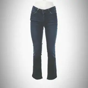Skitsnygga mörkblåa jeans från Mavi, knappt använda och är i jättefint skick, kom privat för fler bilder💕