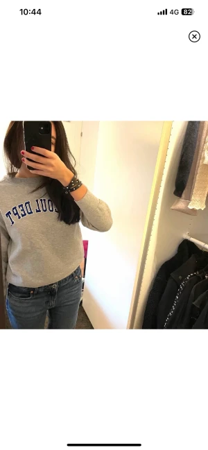 Tröja  - Grå tröja från zara med blått tryck. Köpt från zara kids men sitter som en xs🤍. 