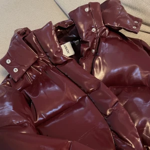 Vinterjacka  - Vinterjacka från COLLUSION. Storlek 42 så motsvarar M. Nypris 899kr. Köparen står för frakten, pris kan diskuteras.