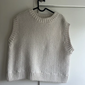 Stickad väst från hm  - Stickad väst från hm i storlek L men den är liten så jag som har S passar perfekt. Nästan aldrig använd 