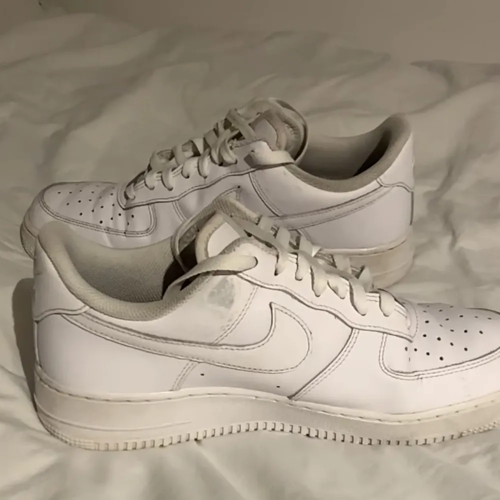 Vita Nike air force 1, bra skick förutom en liten slitning som syns på sista bilden.. Skor.