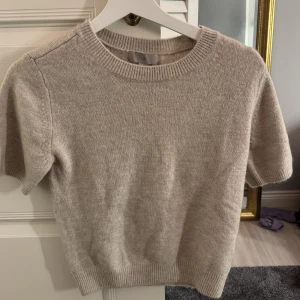 Stickad t-shirt - Stickad t-shirt från hm. Använd 1 gång så i nyskick. ❣️