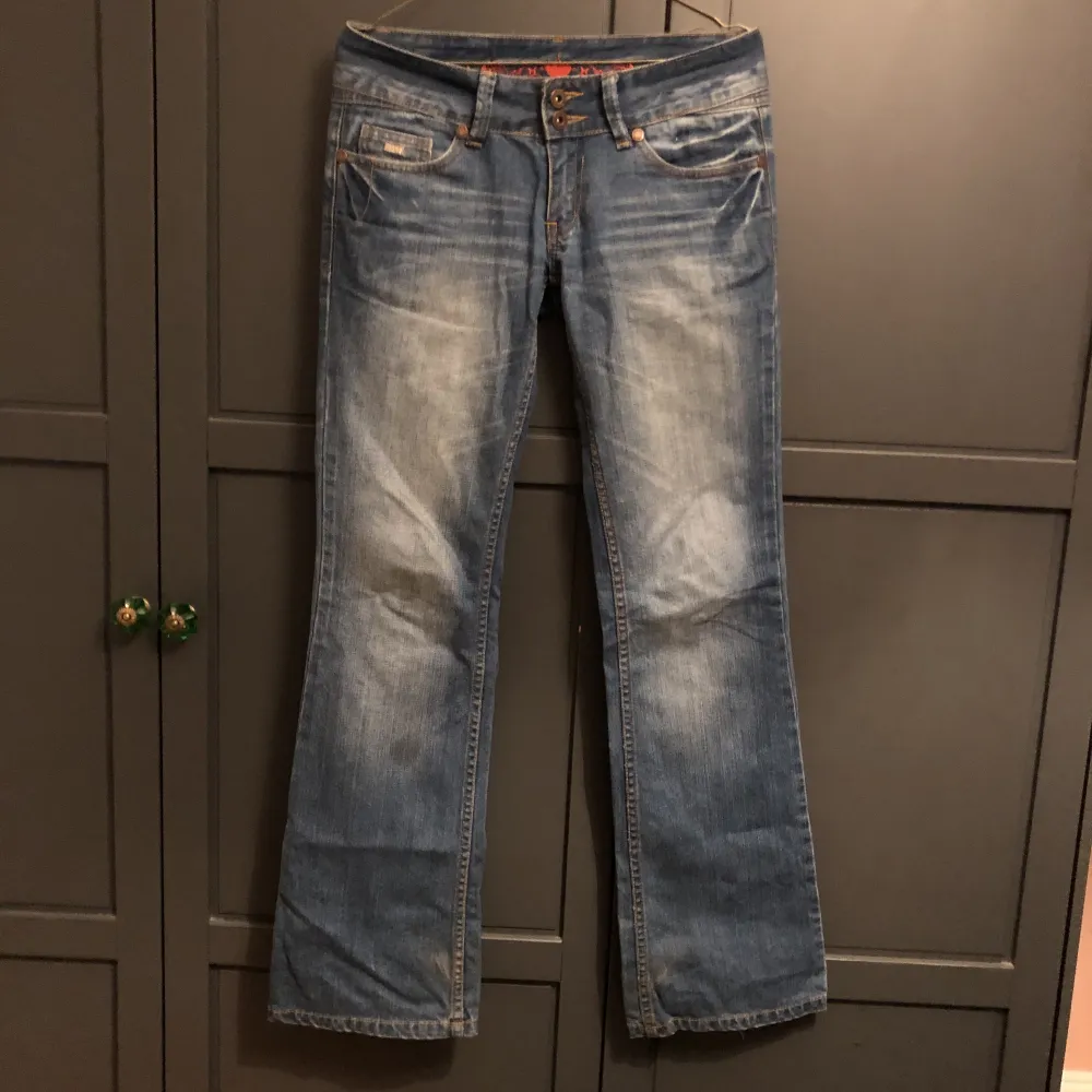 Lågmidjade och bootcut diesel jeans med coola bakfickor. Storlek S. Jeans & Byxor.