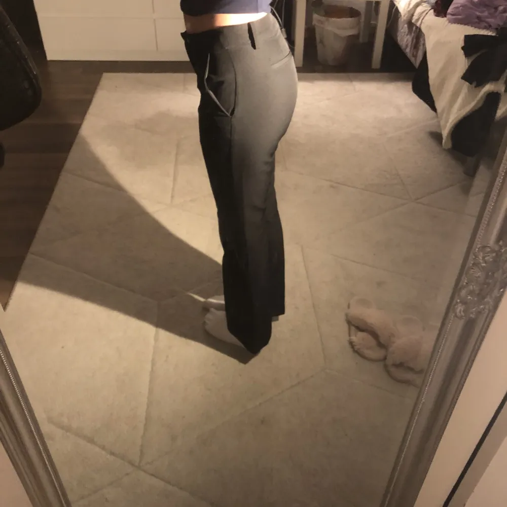 Svarta kostymbyxor ifrån BikBok i storlek 34. Byxorna är i modellen Vera Petite. Endast använda 2 gånger, säljer pga de är för korta i benen för mig som är 158cm lång ☺️. Jeans & Byxor.