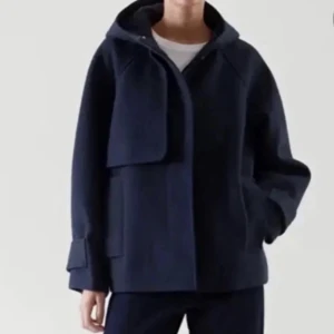 Cos Kappa - Jättefin kort kappa från COS med luva utan defekter, storlek XS❣️ Direktpris: 1200