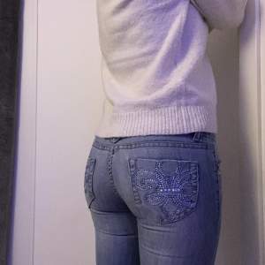 Säljer dessa super fina jeans för dom tyvärr är för små,  bilden är från min kompis som dom sitter bra på! Och hon är ungefär 165cm  jätte fina fickor och små detaljer,  Innerbens längre: 76cm  Midjemått: 75cm, skriv om ni har frågor💗💗💗 