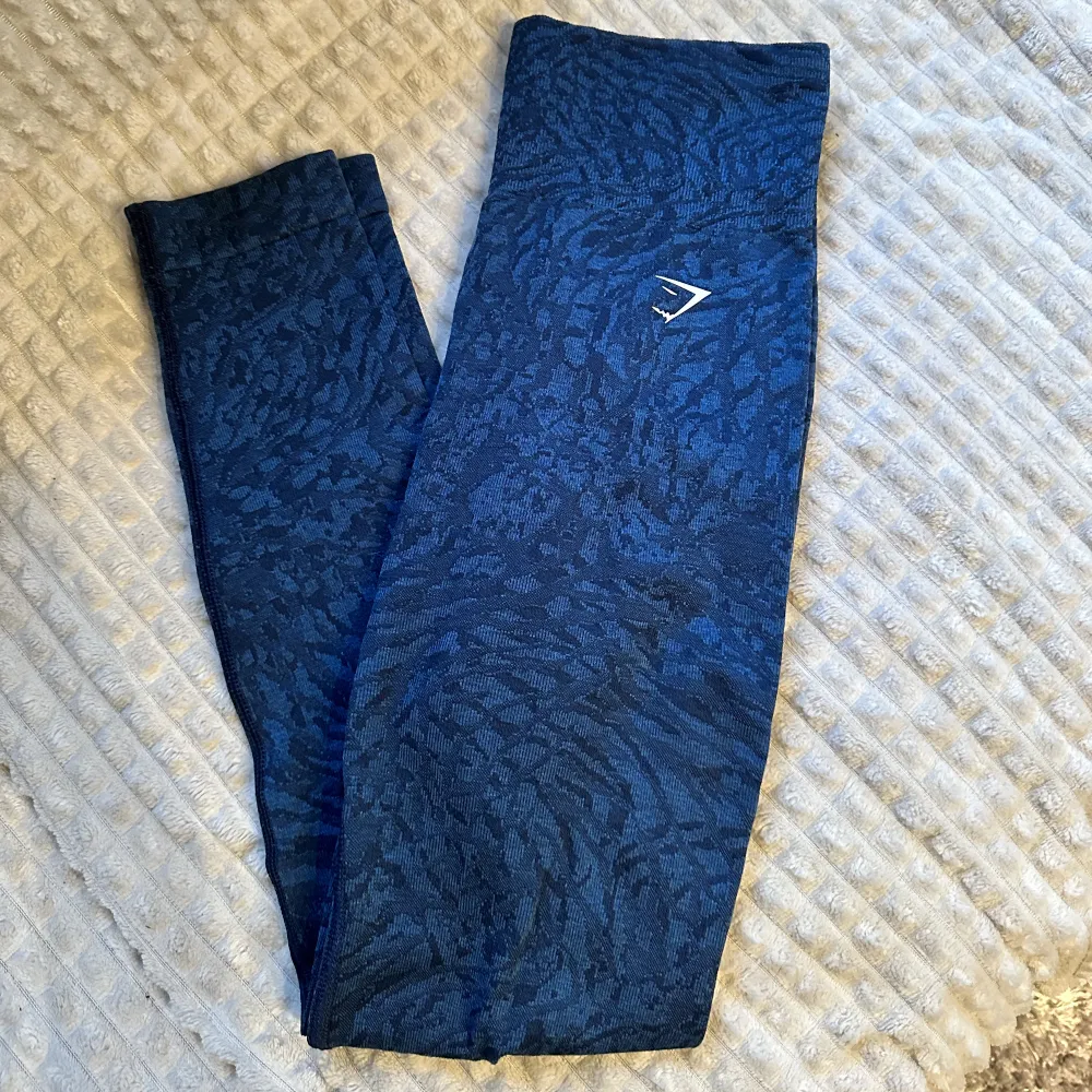 Säljer mina Adapt camo seamless leggings, kanonskick. Nypris är 599kr, slutsålda på hemsidan. Jeans & Byxor.