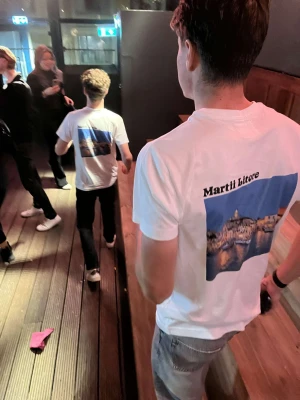 Martii Litore T-Shirt  - Martii Litore är ett klädmärke som är nystartat vi har 4st i stl L kvar och 2 i XL hör av er vid intresse 