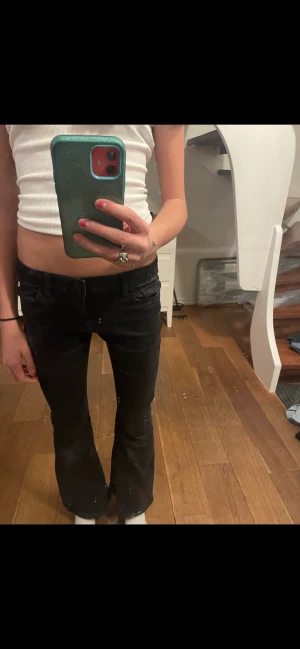 Lågmidjade jeans  - Ett par as sköna lågmidjade jeans, ass snygga att ha. Jätte bekväma och har andvänt de minst 4 gånger 