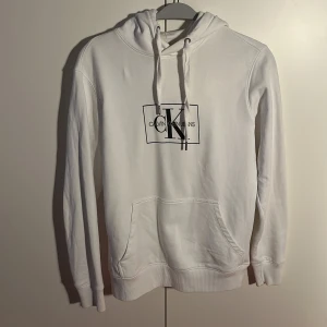 Calvin Klein Hoodie (vit) - En väldigt skön hoodie som har använts mycket lite. Passar mig ganska bra med 170 cm men går att töja ut armarna lite bara. Anledningen till att jag säljer är för att det inte riktigt passar min stil.  Hör av dig vid frågor eller funderingar (: 
