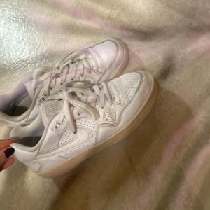 Sneakers  - Säljer Nike sneakers endast använd ett par gånger inga defekter i strl 38