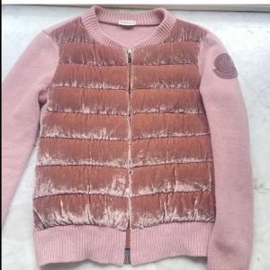 Moncler Cardigan  - Säljer nu min cardigan ifrån moncler. Nypris 9500kr, säljs inte längre! Självklart äkta, har bevis! Passar S och även M. I mycket fint skick men har en pytte liten fläck som knappt ens syns. 