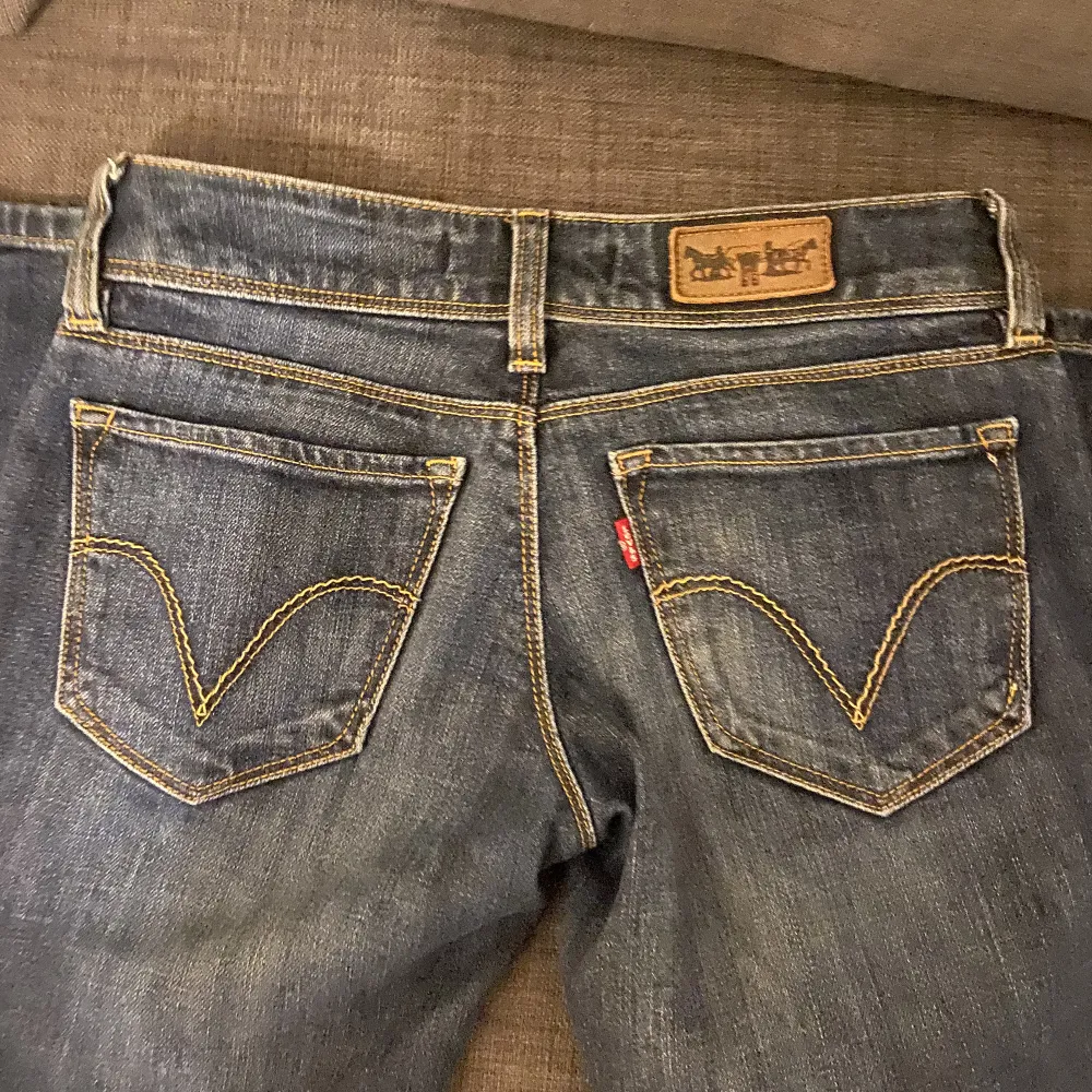 Säljer dessa skiiit snygga Levis 470 jeans då dem tyvärr blivit för små🥲dom är helt raka (mer än på bilden) och i toppen skick🩷 mått: w:37x2 innerbenslängd: 80🌷 hör av dig vid mista fråga🥰. Jeans & Byxor.