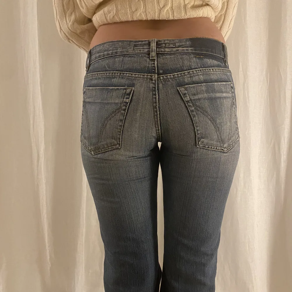Lågmidjade jeans köpta här på plick men de är tyvärr lite små vid midjan för mig. Super snygg blå färg på jeansen med inga tydliga defekter. 🙌🙌 Midjemått: 39cm Innerben 83cm  . Jeans & Byxor.