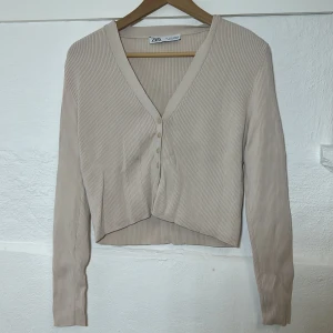 Beige långärmad topp kofta från Zara  - Storlek large men otroligt liten i storleken! Skulle mer säga en S/M. Beige/ljusrosa