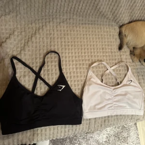 Sport-bh gymshark  - Två supersköna sport bh-ar från gymshark som är använda mycket men superfint skick. 