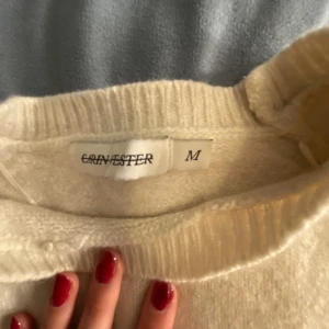 Vit stickad tröja  - Jättefin créme/vit finstickad tröja från Carin Wester. Den är lite croppad och säljer pga för kort i ärmarna. 